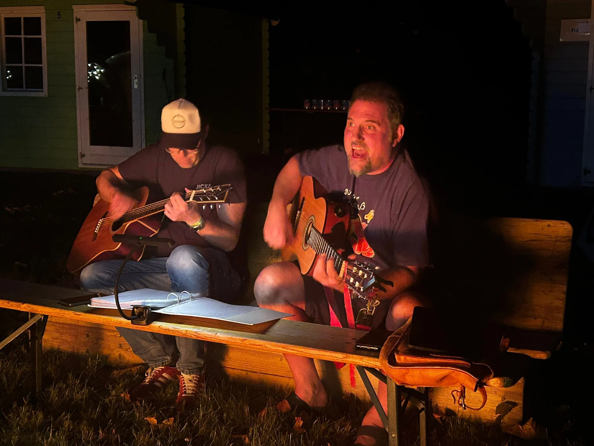 Singen am Lagerfeuer